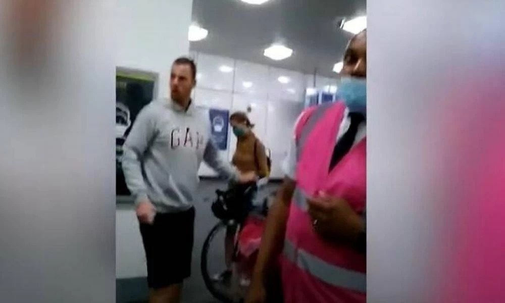 Μπουνιές στο μετρό του Λονδίνου λόγω… μάσκας: Επιβάτης με μωρό σε καρότσι έριξε αναίσθητο έναν άνδρα (βίντεο)